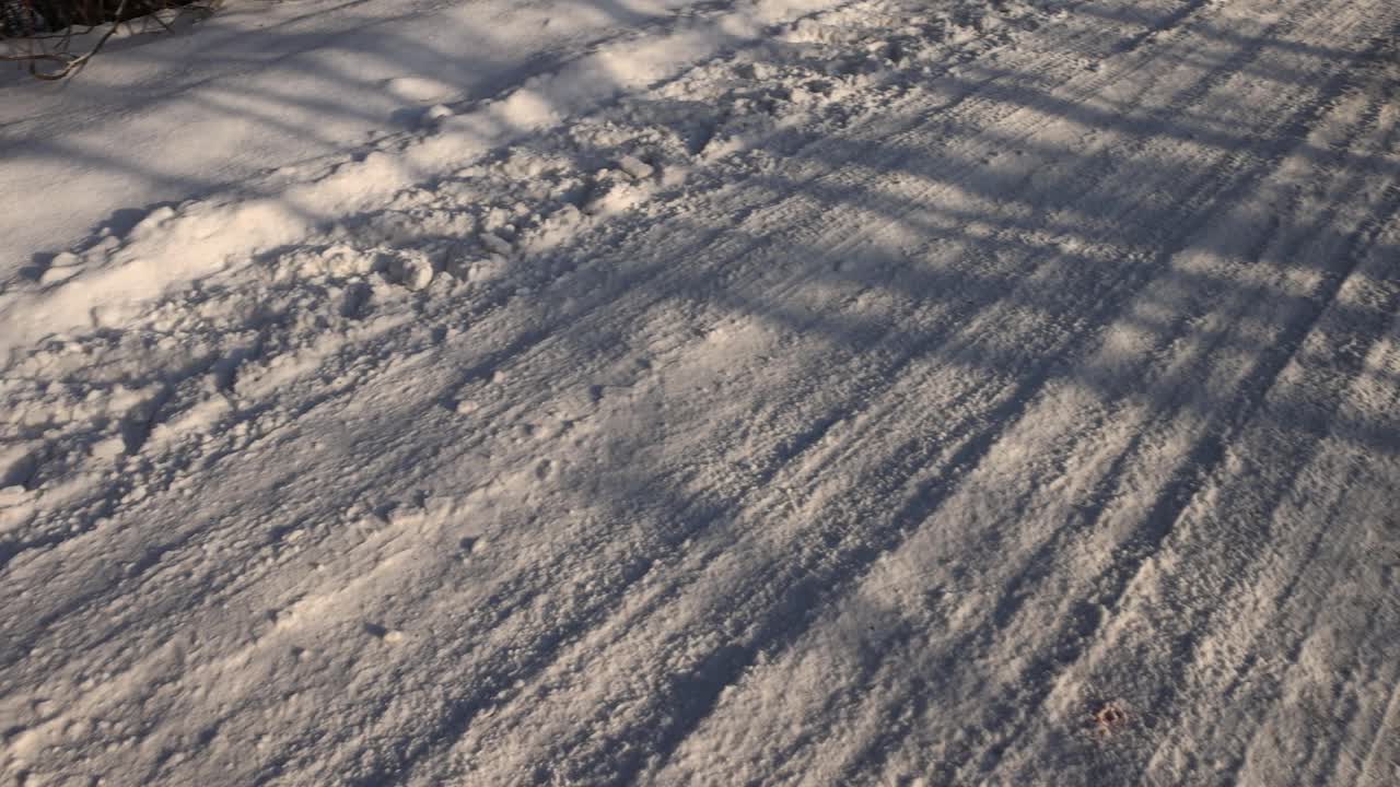 被雪覆盖的又滑又危险的道路视频素材