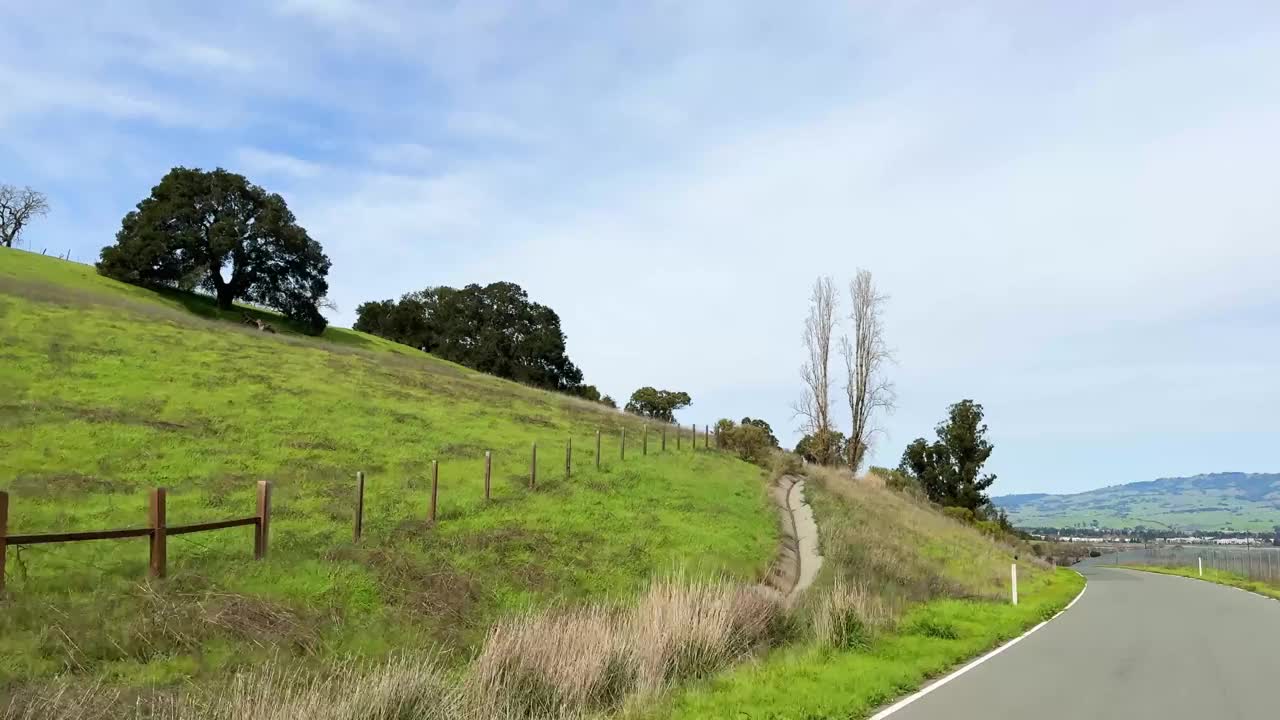 山坡上蜿蜒的道路。视频素材