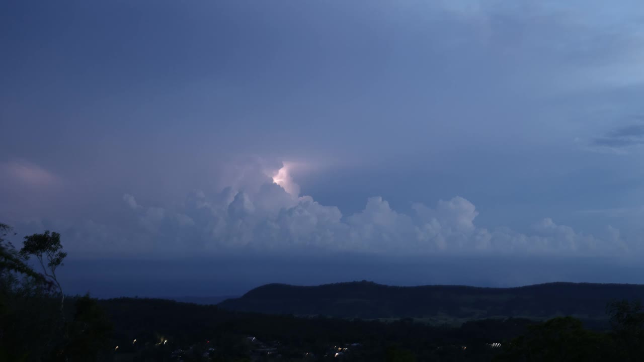 黄昏时雷暴的时间间隔视频素材