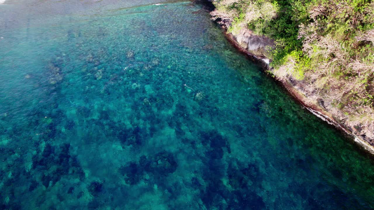 在印尼巴厘岛的努沙佩尼达岛，清澈的绿松石海洋。空中拍摄视频素材