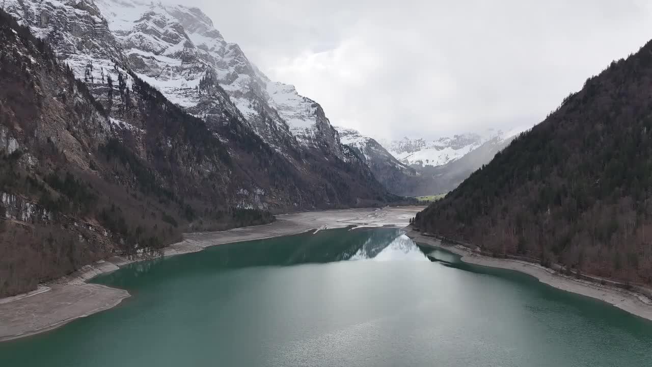 Klöntalersee在瑞士阿尔卑斯山脉Glärnisch下的冰雪魅力视频素材