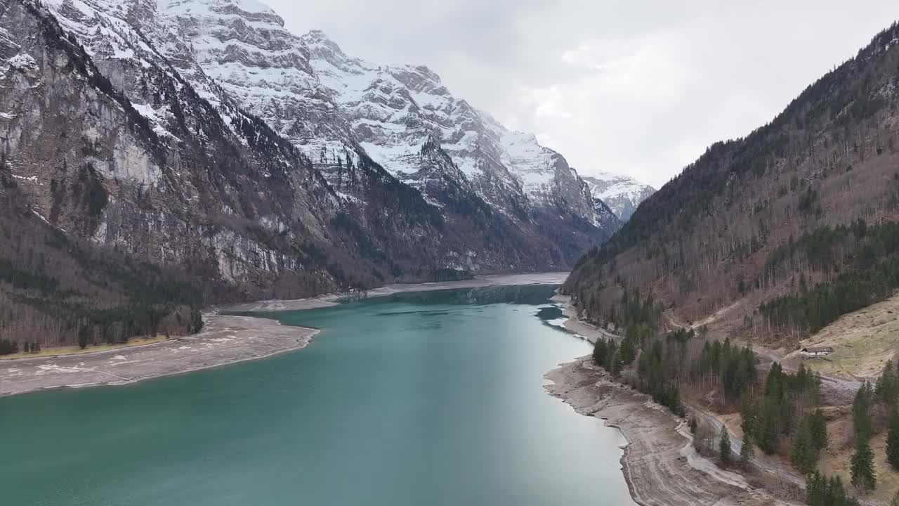 Klöntalersee的高山水域反映了Glärnisch地块，瑞士阿尔卑斯山的空中视频素材