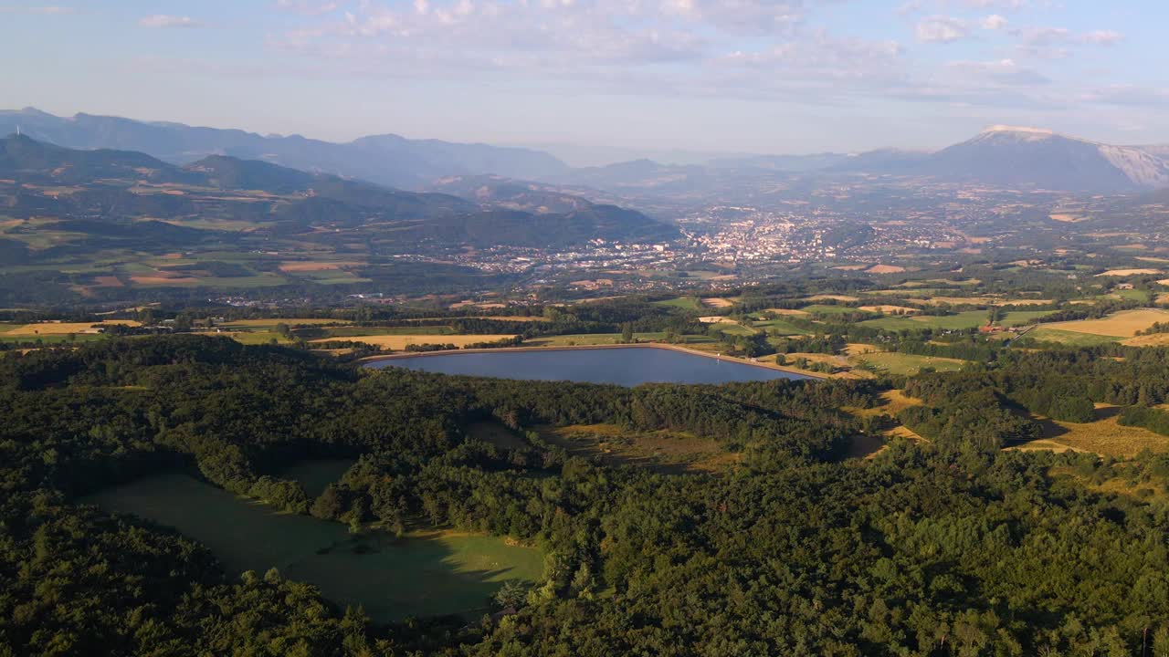 夏季早晨鸟瞰盖普市(上阿尔卑斯省首府)和周围的乡村，有夏朗斯和塞泽山脉。法国阿尔卑斯山，法国视频下载