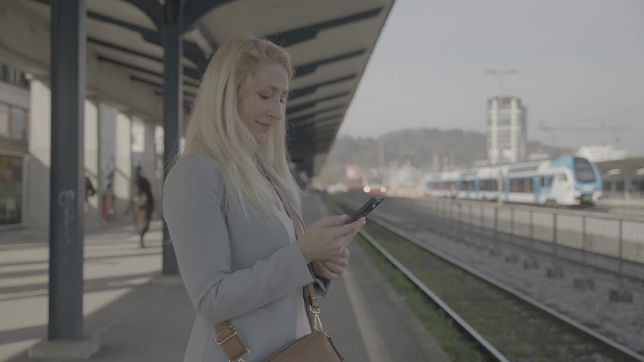 精通旅行的女商人如何驾驭交通视频素材