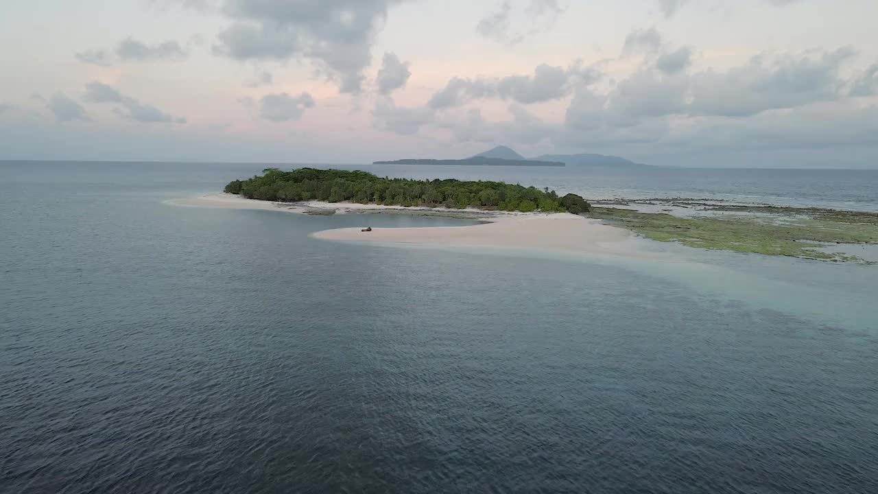 鸟瞰图前往天堂海滩。印度尼西亚的海滩。旅行到班达内拉岛，田园诗般的热带海滩。在空旷的海滩上放松视频素材