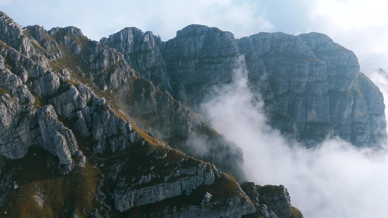 意大利北部的雷塞戈涅山峰在阴天笼罩在雾中。无人机航拍图视频素材