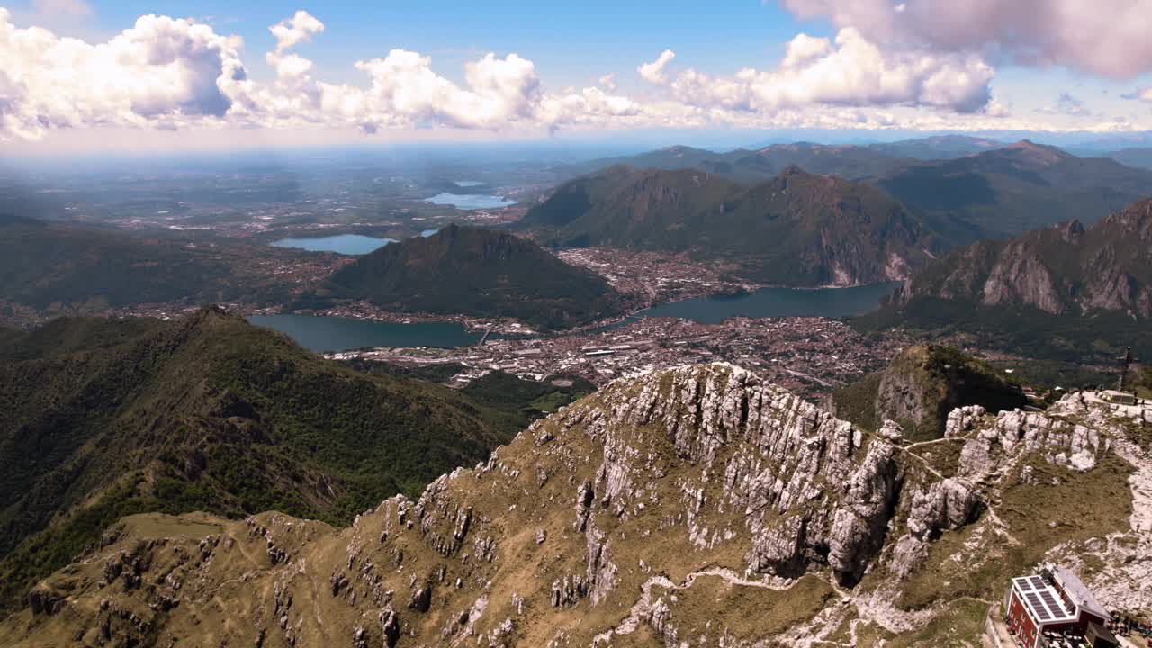 令人惊叹的空中无人机全景的雷塞戈内山脉和湖泊的意大利阿尔卑斯山在意大利北部视频素材