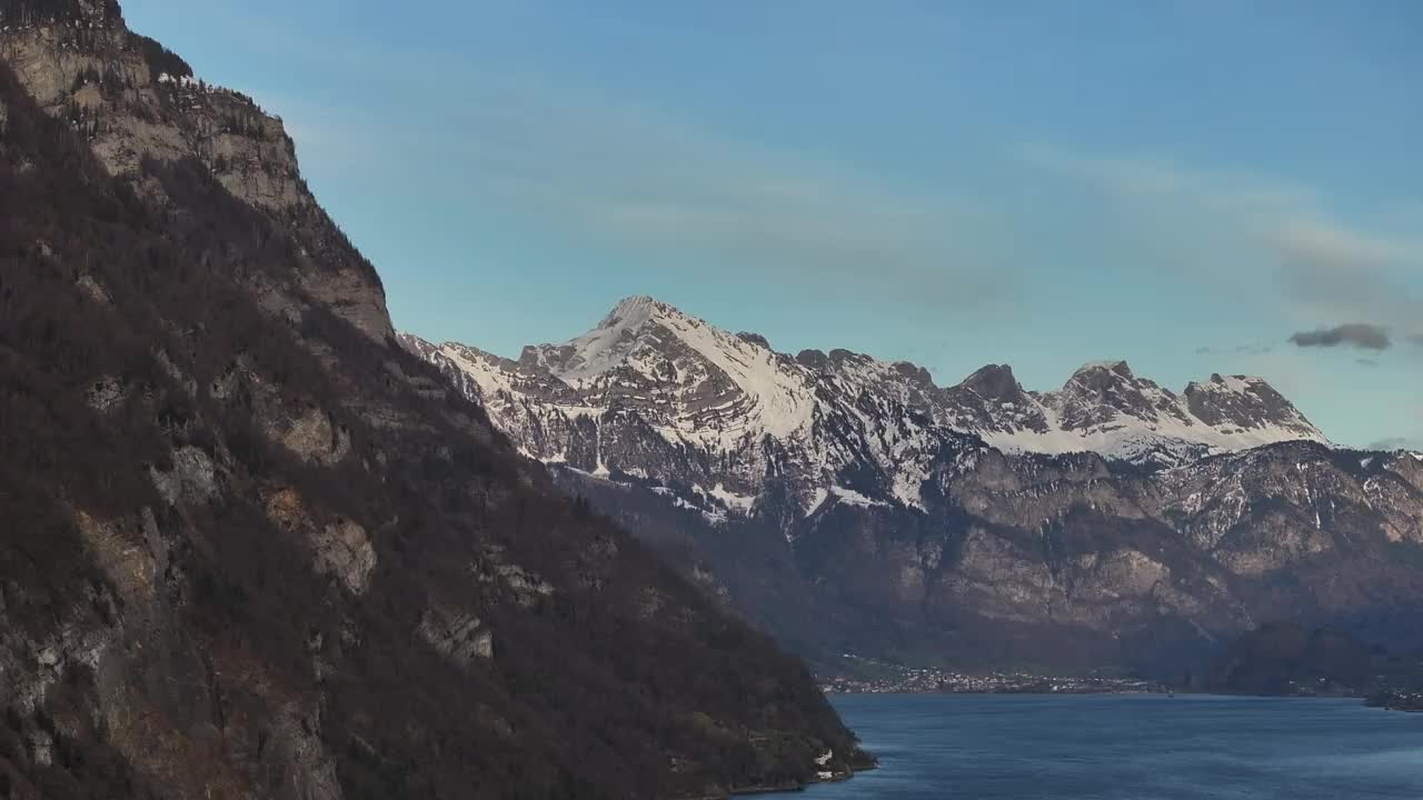 无人机拍摄的瓦伦泽在瑞士-雪山和一个蓝色的湖视频素材