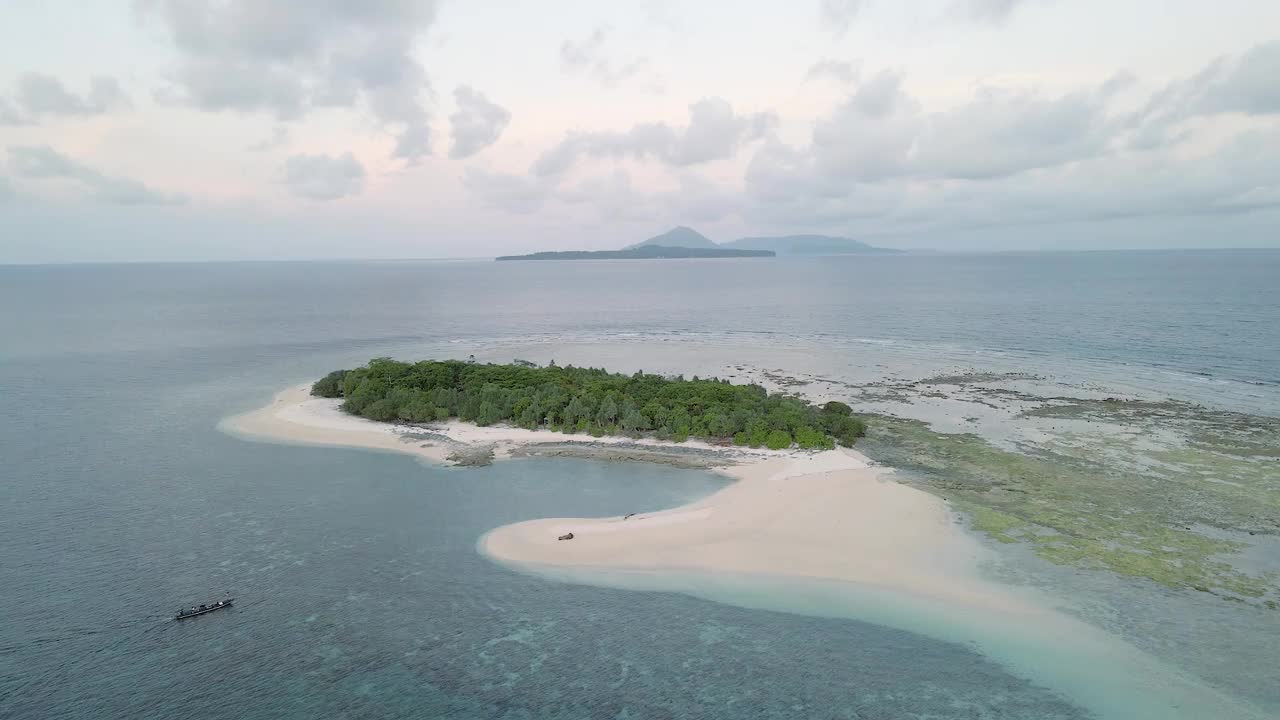 鸟瞰图前往天堂海滩。印度尼西亚的海滩。旅行到班达内拉岛，田园诗般的热带海滩。在空旷的海滩上放松视频素材