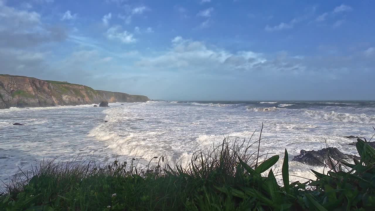 在暴风雨的春日，爱尔兰沃特福德的铜海岸上，强大的海浪涌上海岸视频素材