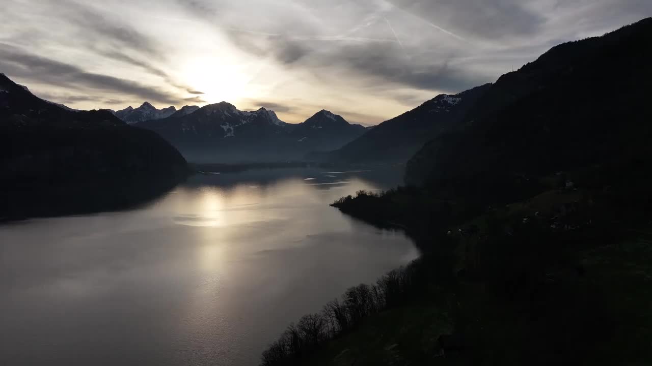 夕阳映照出瑞士瓦伦泽Churfirsten山峰的剪影视频素材