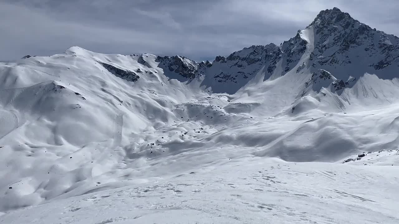 在Courchevel滑雪胜地的斜坡上滑雪视频素材