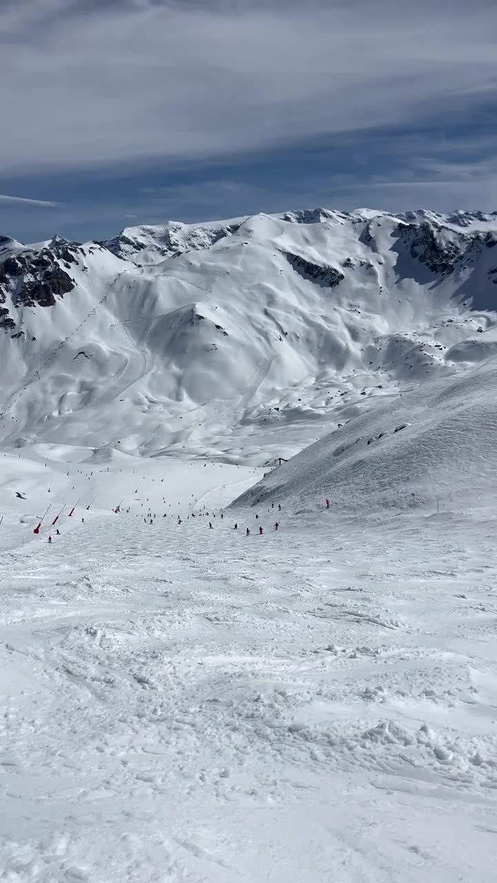 在Courchevel滑雪胜地的斜坡上滑雪视频素材