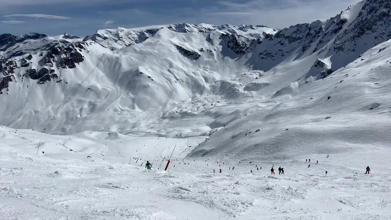 在Courchevel滑雪胜地的斜坡上滑雪视频素材