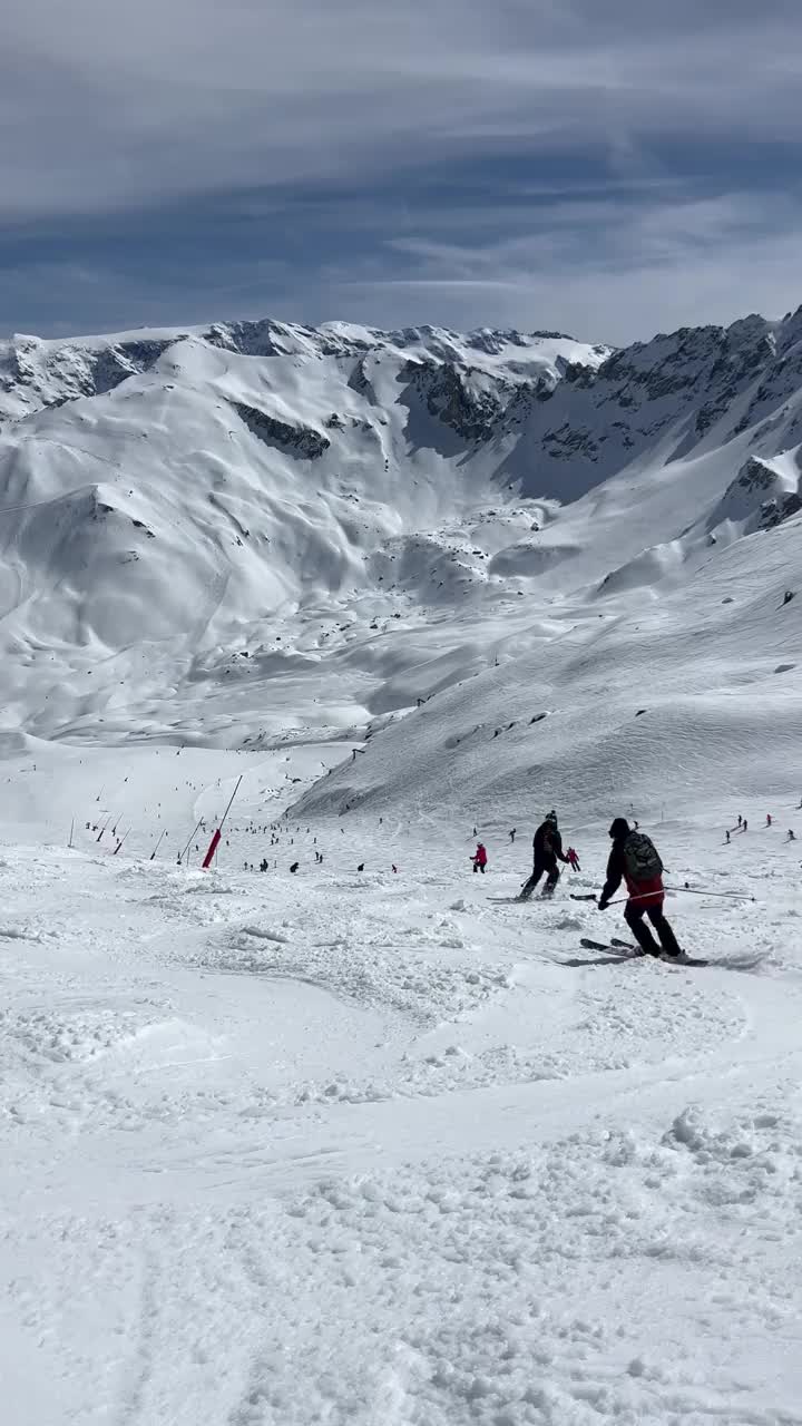 在Courchevel滑雪胜地的斜坡上滑雪视频素材