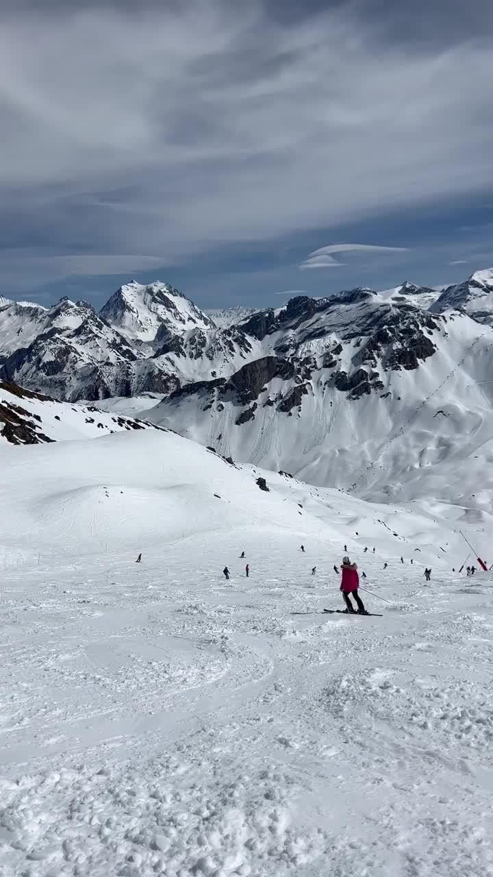 在Courchevel滑雪胜地的斜坡上滑雪视频素材