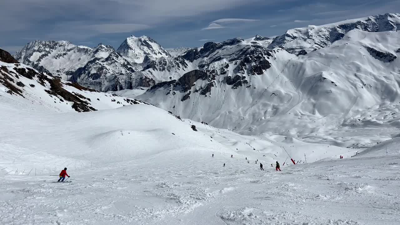 在Courchevel滑雪胜地的斜坡上滑雪视频素材