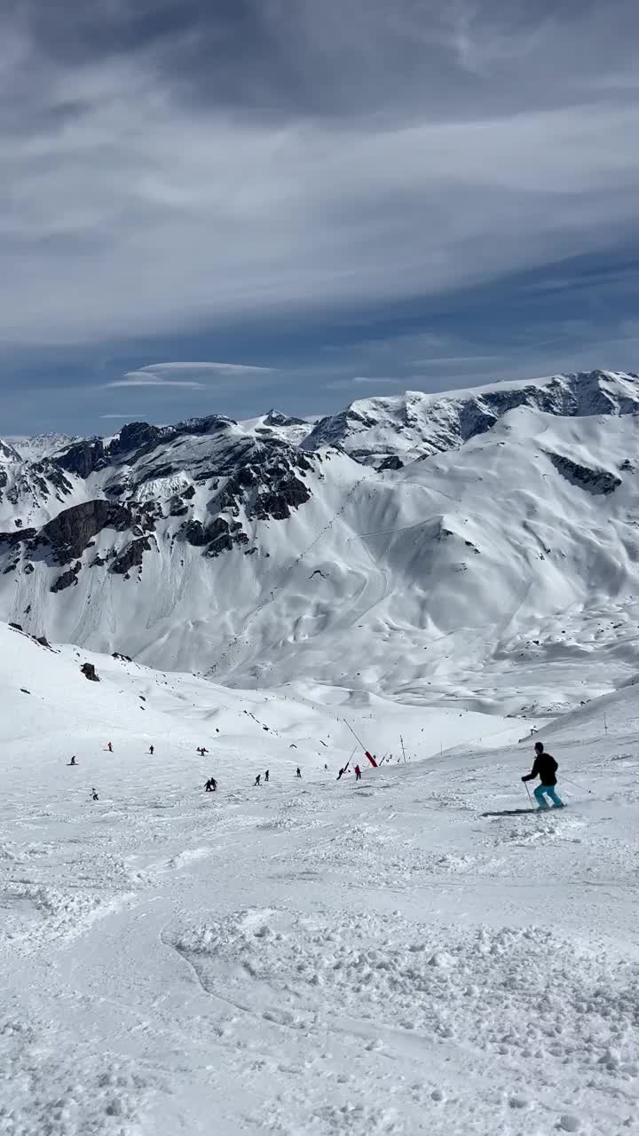 在Courchevel滑雪胜地的斜坡上滑雪视频素材