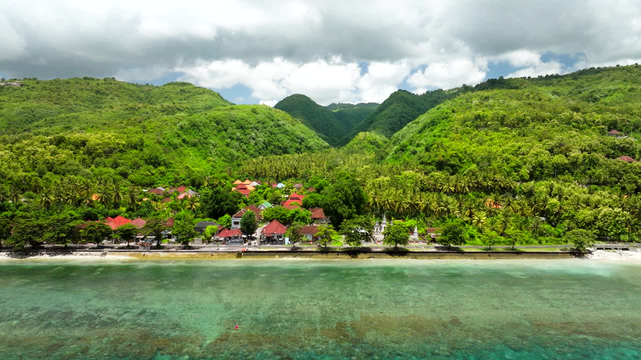 努沙佩尼达海滨村庄和度假胜地在巴厘岛，印尼。-航拍视频素材