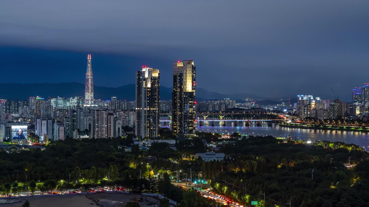 汉江、松坡区、蚕室、乐天世界大厦、市中心及周边夜景/首尔，韩国视频素材