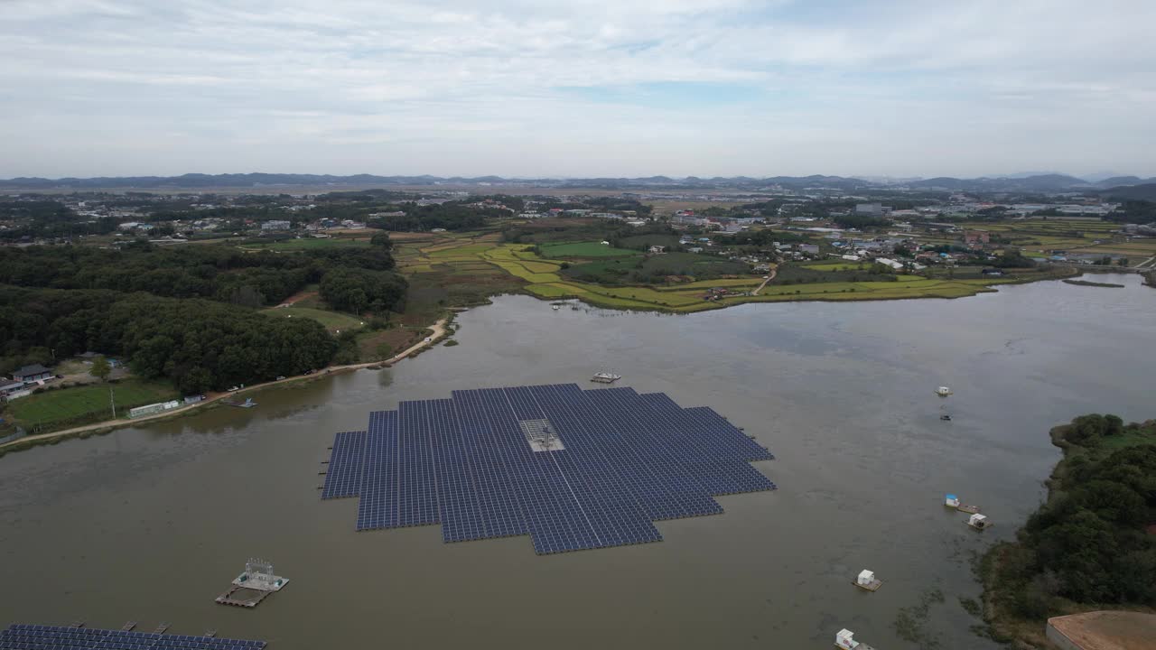 华城，明古池水库，太阳能设备/韩国京畿道视频素材