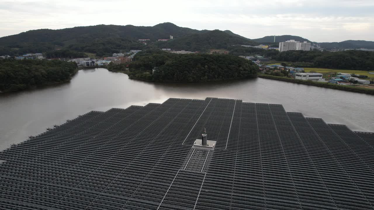 华城市，德古水库，太阳能设备/韩国京畿道视频素材