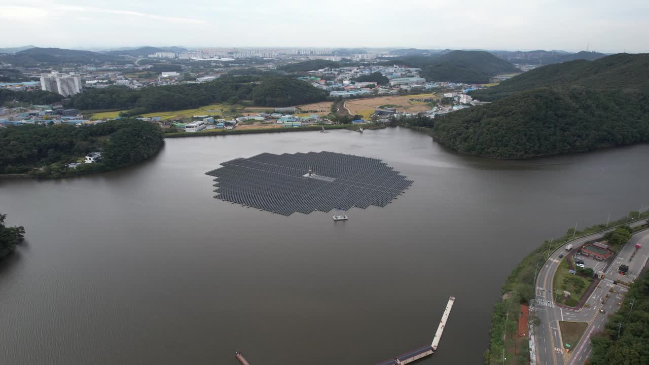 华城市，德古水库，太阳能设备/韩国京畿道视频素材