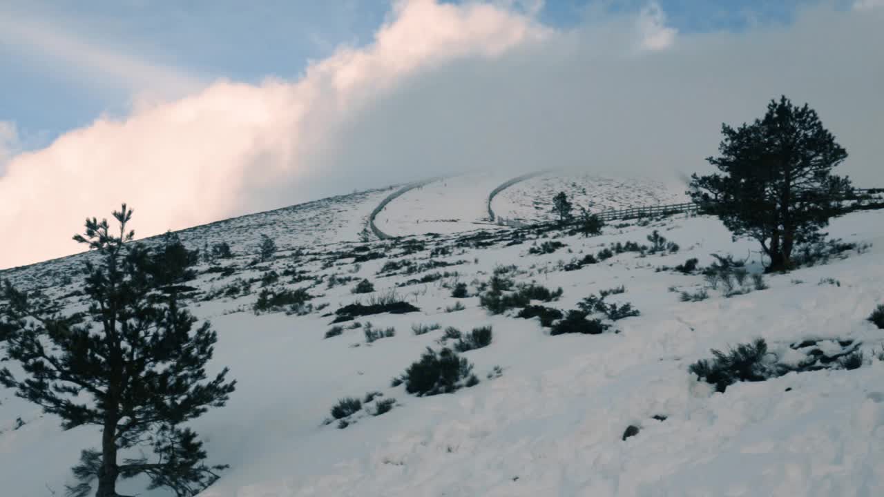 云彩飘过纳瓦塞拉达滑雪胜地的雪峰。视频下载