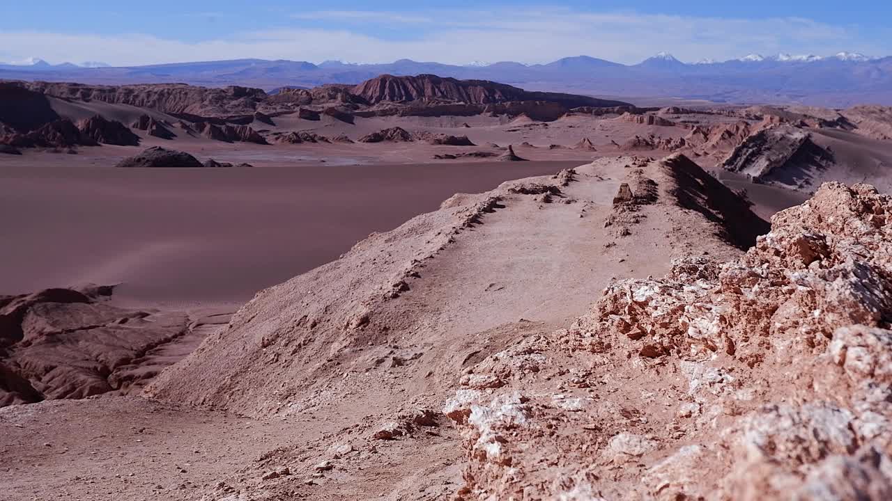 令人惊叹的自然沙漠的观点，男性徒步旅行者走在砾石岭视频素材