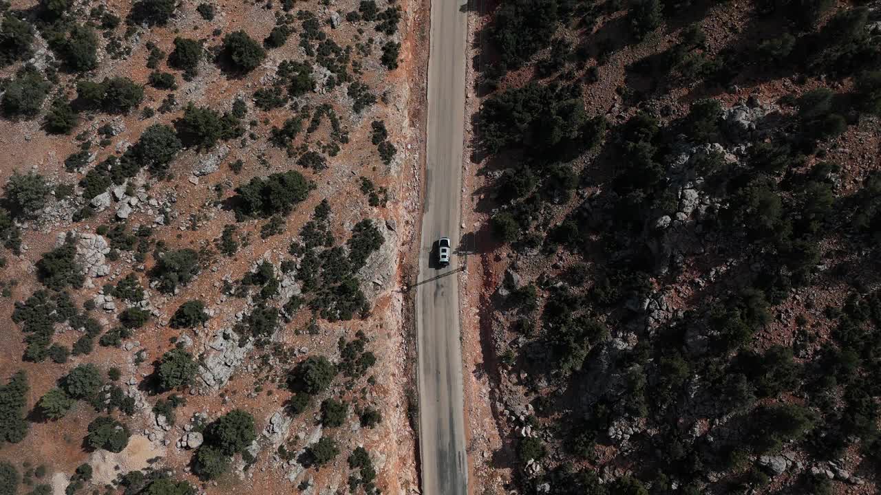 航拍的车辆行驶在沥青道路在农村地区视频素材