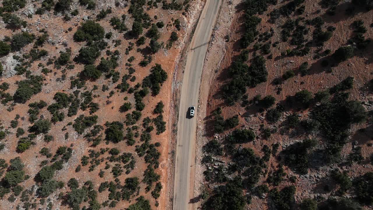 航拍的车辆行驶在沥青道路在农村地区视频素材