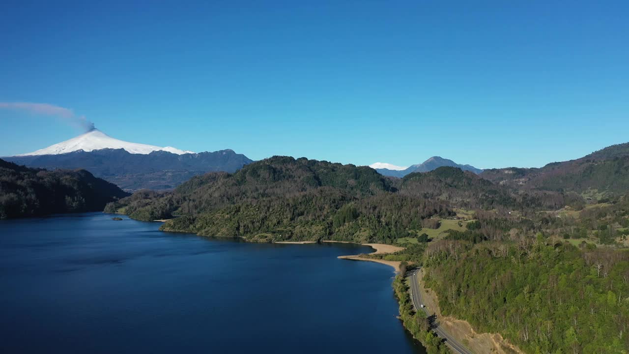 智利南部维拉里卡火山和湖泊鸟瞰图视频下载