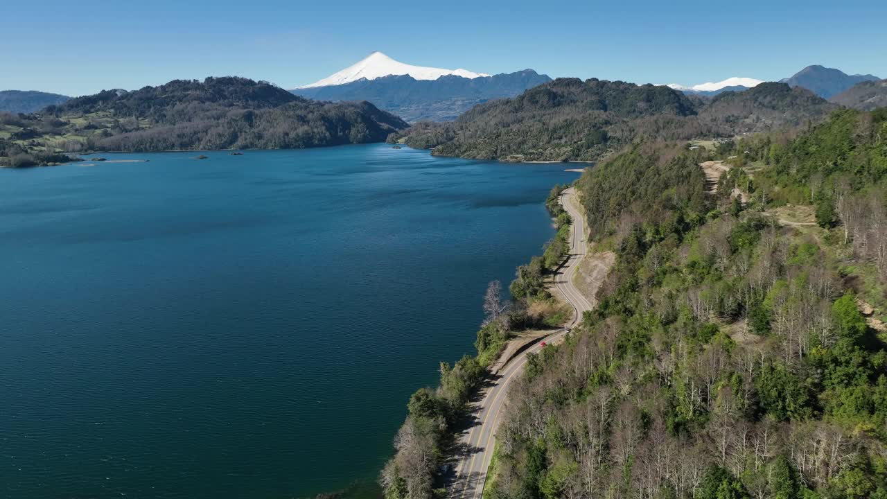 智利南部维拉里卡火山和湖泊鸟瞰图视频素材