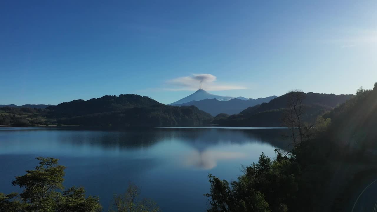 比利亚里卡火山的鸟瞰图和智利南部火山喷发的开始视频下载