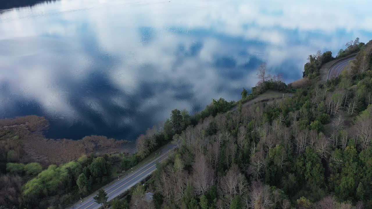 鸟瞰图的道路和惊人的天空反射在湖中视频下载