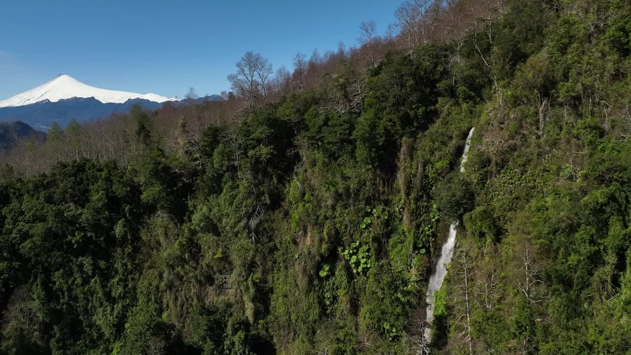 智利南部维拉里卡火山和湖泊鸟瞰图视频下载