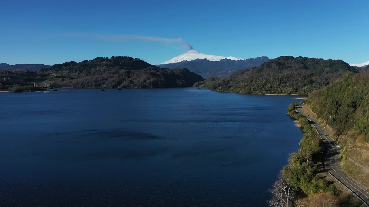 比利亚里卡火山的鸟瞰图和智利南部火山喷发的开始视频素材