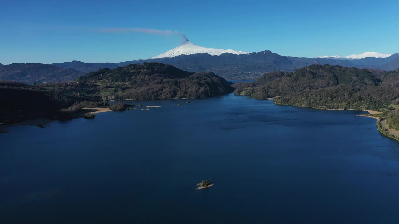 比利亚里卡火山的鸟瞰图和智利南部火山喷发的开始视频下载