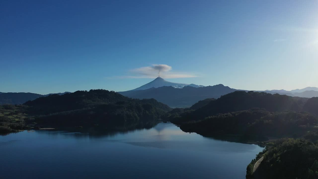 比利亚里卡火山的鸟瞰图和智利南部火山喷发的开始视频下载