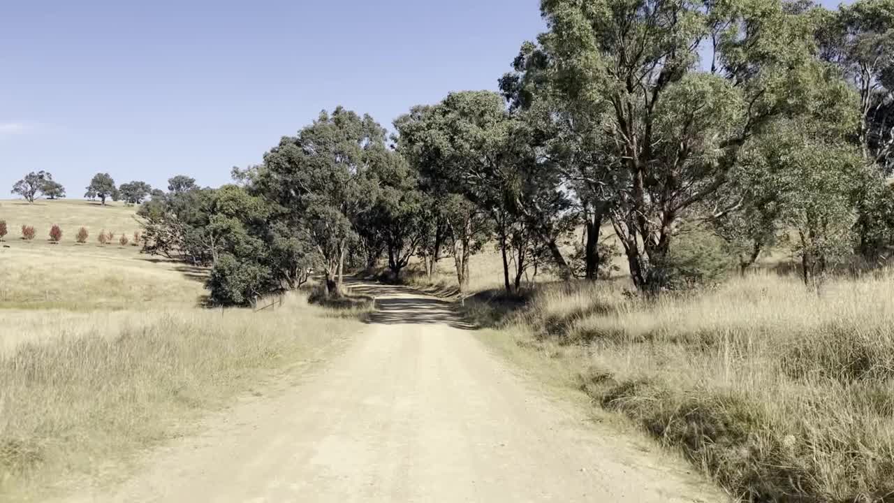 在新南威尔士州的亚斯地区，一条土路一直延伸到远处视频素材