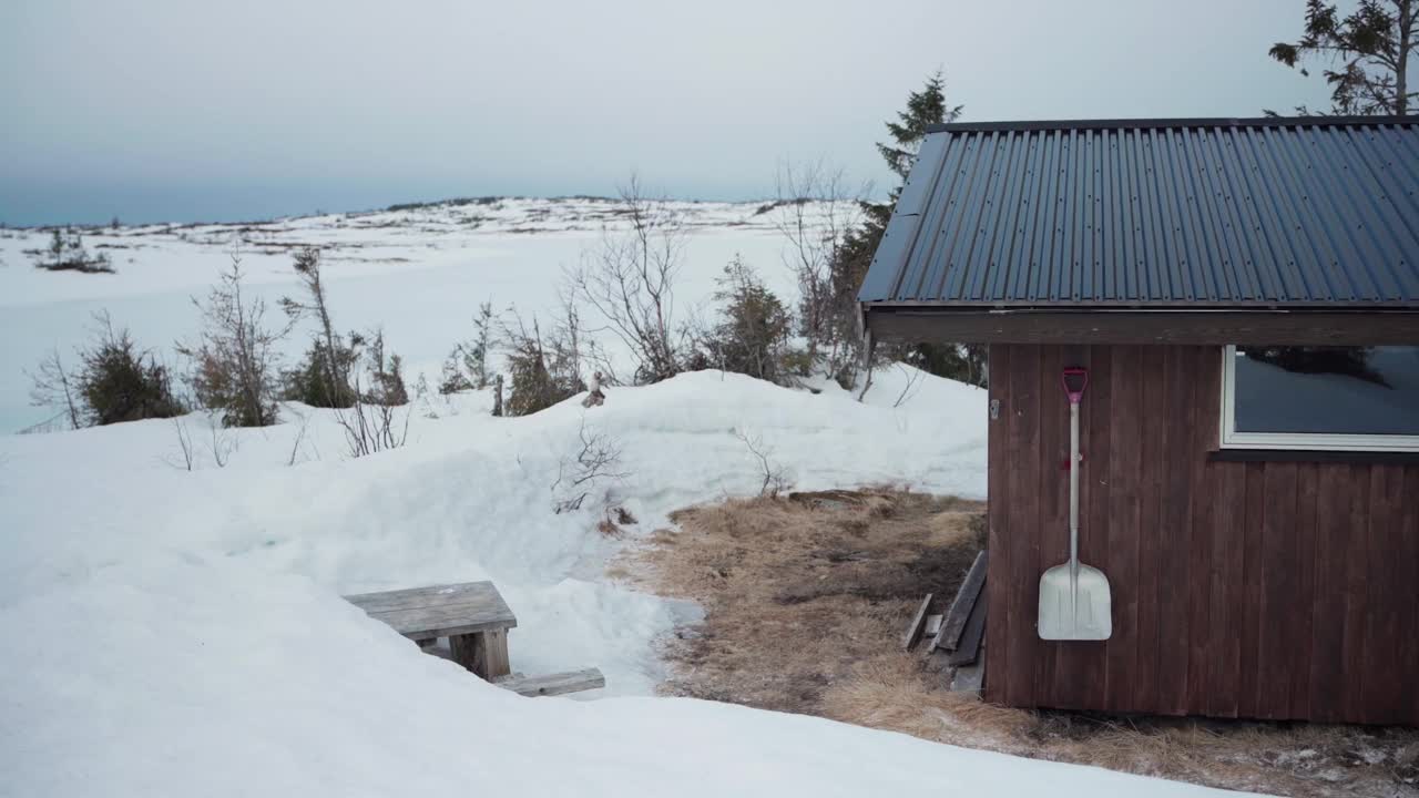 冬天在挪威因德福森的Verran，山间小屋周围的雪景。-广角镜头视频素材