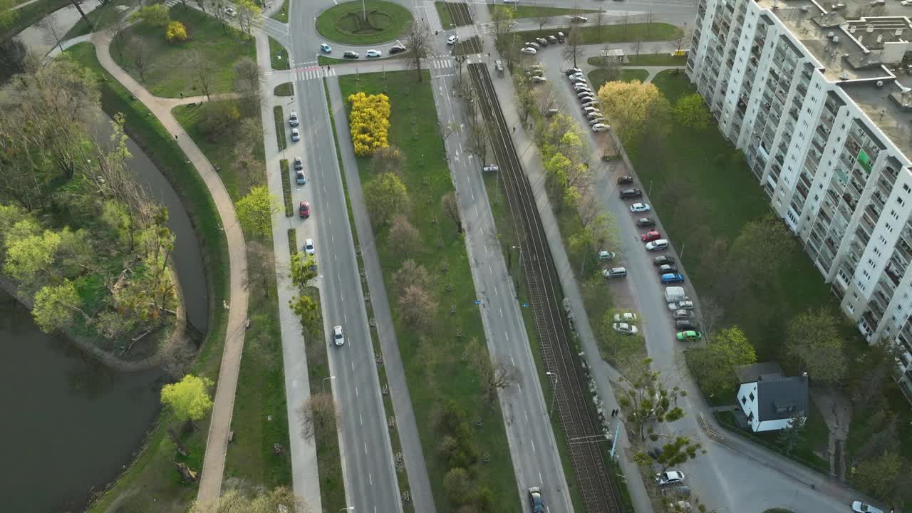 日落时分格但斯克Zabianka区的环岛交通。主街上的住宅楼。空中俯视立交桥。视频素材