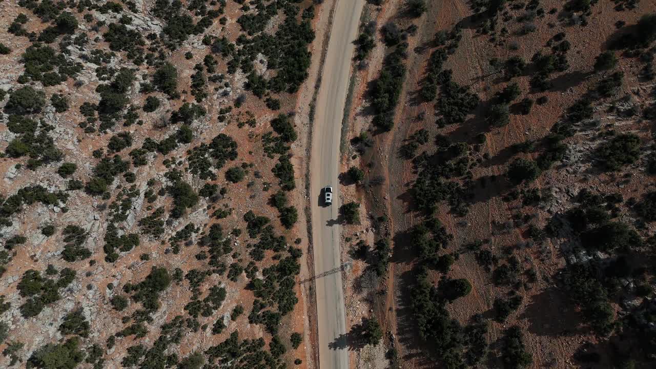 航拍的车辆行驶在沥青道路在农村地区视频素材