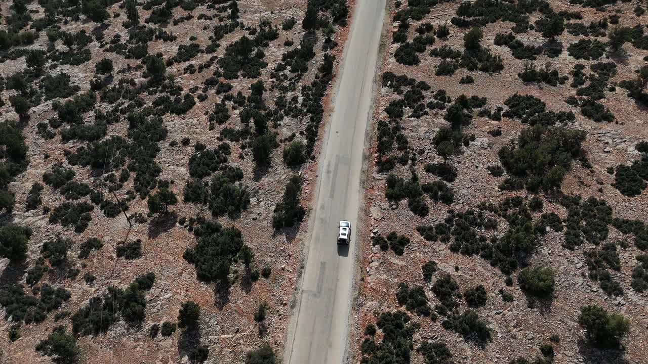 航拍的车辆行驶在沥青道路在农村地区视频素材