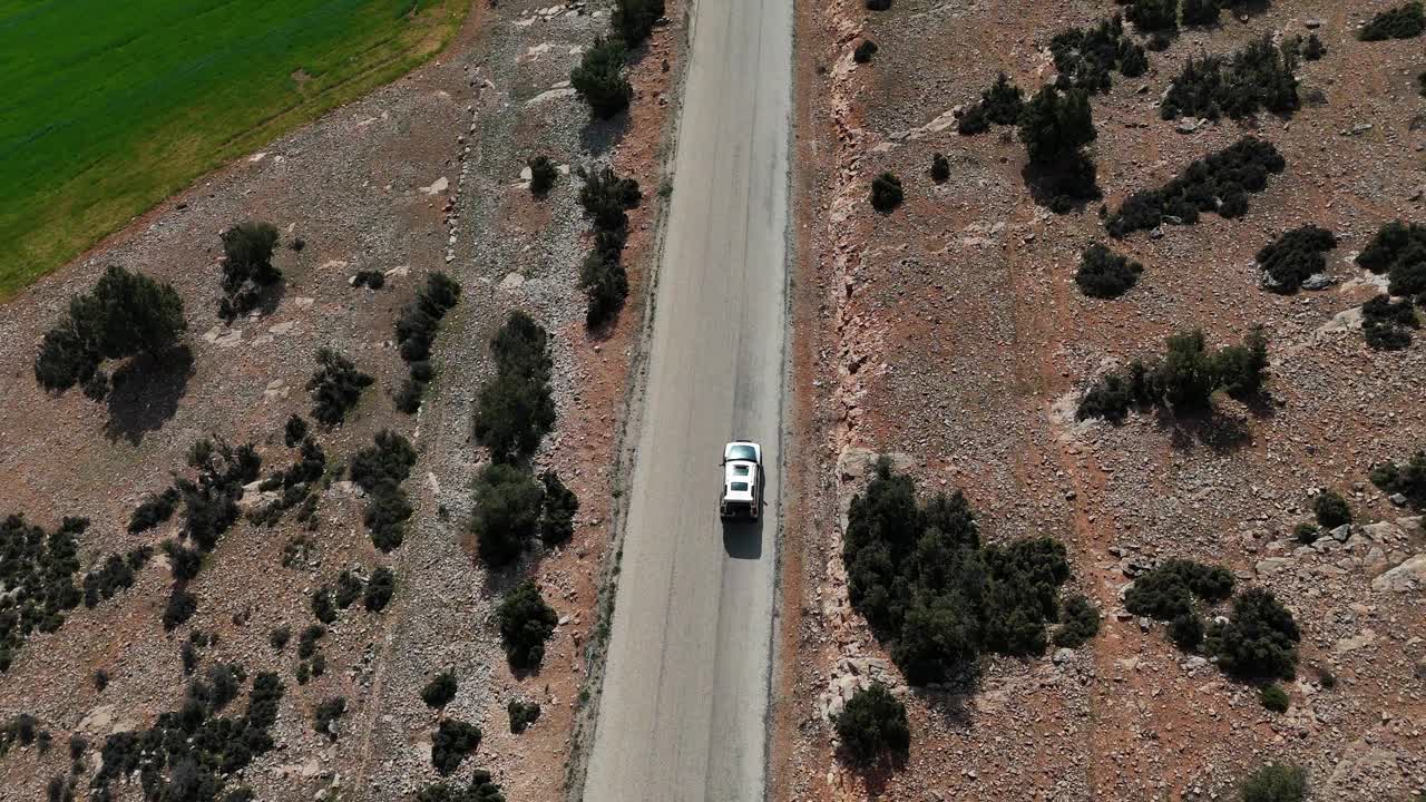 航拍的车辆行驶在沥青道路在农村地区视频素材