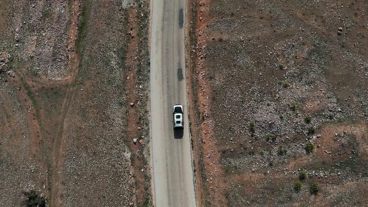 航拍的车辆行驶在沥青道路在农村地区视频素材