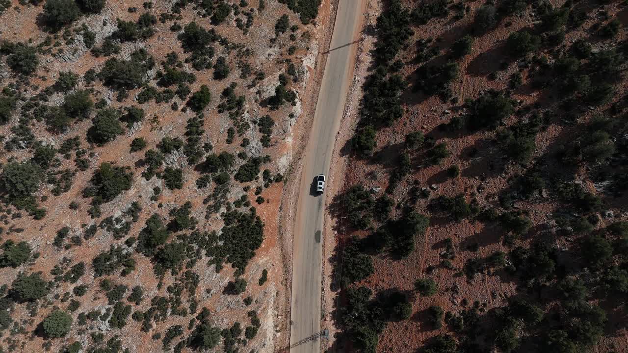 航拍的车辆行驶在沥青道路在农村地区视频素材