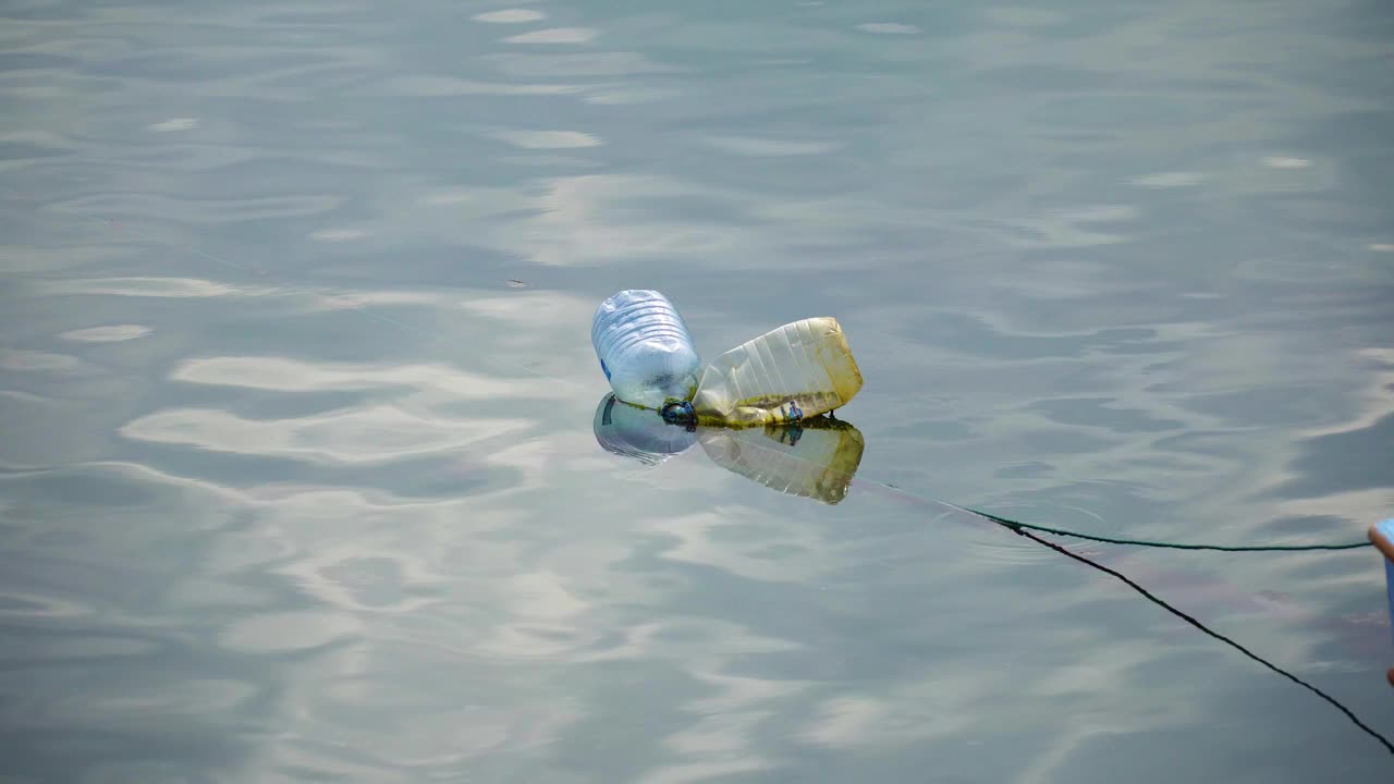 空塑料瓶漂浮在海里。水污染和生态污染。视频素材