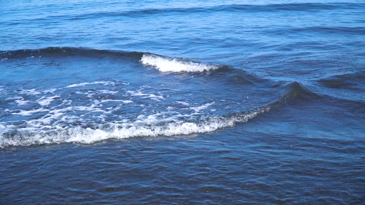 近距离欣赏湛蓝的大海和平静的海浪视频素材