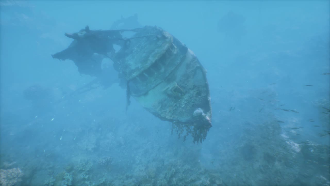 船沉在海水里视频素材